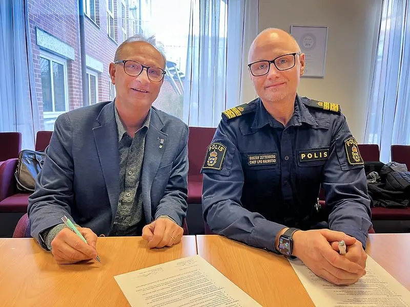 Kommunstyrelsens ordförande Ove Bengtsson och lokalpolisområdeschef Gustav Zetterberg skriver under Medborgarlöftet.