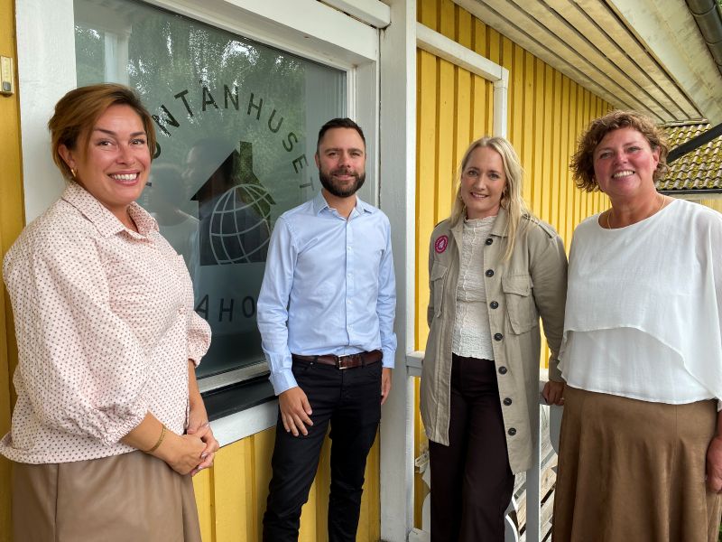 I bild från vänster Celia Ovansjö, styrelseordförande Fontänhuset Laholm, Daniel Johansson, förvaltningschef socialförvaltningen Laholms kommun, Lena Nilja, samordnare på Sveriges Fontänhus riksförbund och Agneta Tuberus, verksamhetschef Fontänhuset Laholm.