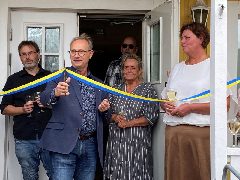 Kommunstyrelsens ordförande Ove Bengtsson (C) klipper bandet vid invigningen av Fontänhuset