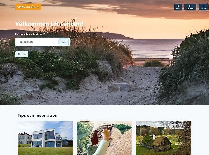 Startsidan på webbplatsen visitlaholm.se med en bild på en strand i solnedgång. 