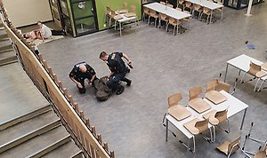 Polisinsats (iscensatt föreställning) under övningen kring särskild händelse 4 maj på Campus Laholm