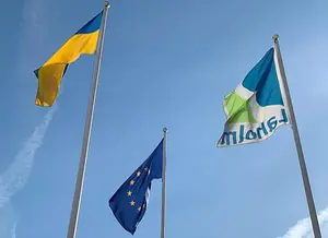 Laholms, EU:s och Ukrainas flaggor