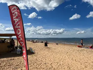 strandbild med livräddarflagga och kiosk